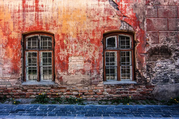 Vecchia parete di mattoni rossi con finestre a Vilnius — Foto Stock
