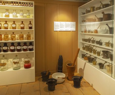 Hofstetten bei Brienz, İsviçre - Nisan 2017: eczane Ballenberg Açık Hava Müzesi'nde bir zamanlar içinde