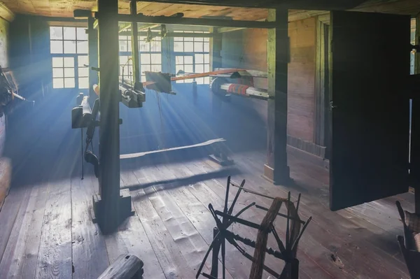 Hofstetten bei Brienz - Nisan 2017: gün ışığına kırsal evde Ballenberg, Açık Hava Müzesi