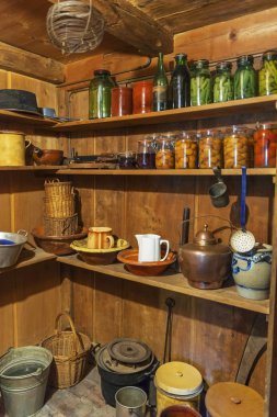 Hofstetten bei Brienz - Nisan 2017: Bodrum katında bir kırsal ev Ballenberg Açık Hava Müzesi'nde