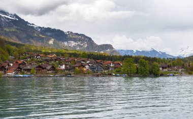 Brienz Gölü kenarında köy