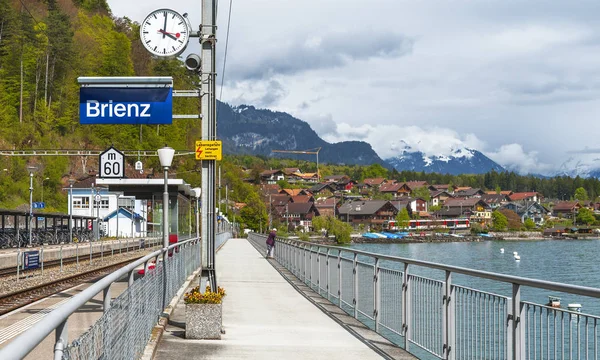 Brienz, İsviçre - Nisan 2017: Şehir Tren İstasyonu göl Bankası