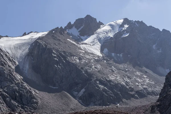 Almatı, Kazakistan yakınındaki Tian Shan dağlarında manzara