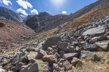 Almatı, Kazakistan yakınındaki Tian Shan dağlarında manzara