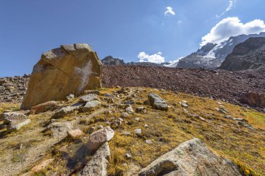 Almatı, Kazakistan yakınındaki Tian Shan dağlarında manzara