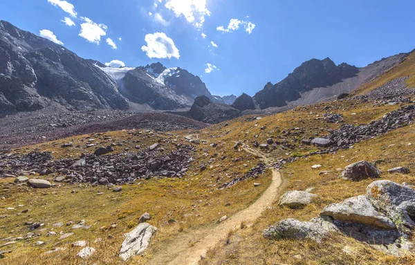 Almatı, Kazakistan yakınındaki Tian Shan dağlarında manzara