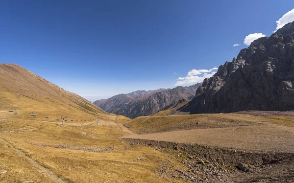 Almatı, Kazakistan yakınındaki Tian Shan dağlarında manzara
