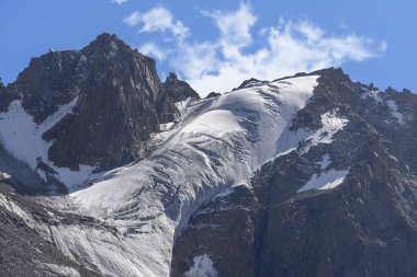 Almatı, Kazakistan yakınındaki Tian Shan dağlarında manzara