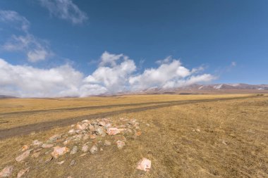 Takma dağ Plato güneşli bir günde görüntüleyin. Almatı alan, Kazakistan
