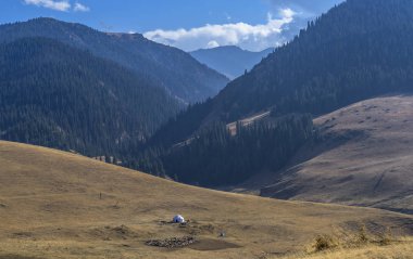 Takma dağ Plato güneşli bir günde görüntüleyin. Almatı alan, Kazakistan