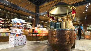 Istanbul, Türkiye - Eylül 2017: duty free mağazasında Atatürk Uluslararası Havalimanı