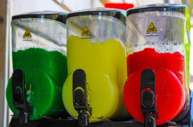 Rome, İtalya - Ağustos 2017: Sıcak yaz gününde şehir sokakları, soğuk içecekler