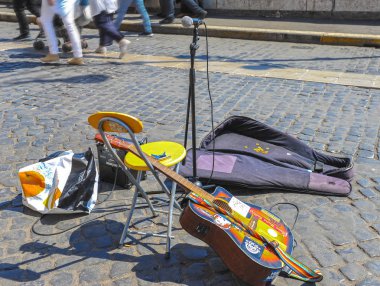 Rome, İtalya - Ağustos 2017: Sokak müzisyeni aksesuarları