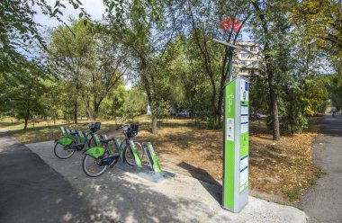 Almatı, Kazakistan - Eylül 2017: bisiklet kira Şehir Parkı