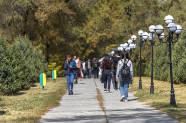Almatı, Kazakistan - Eylül 2017: içinde Devlet Üniversitesi Kampüsü