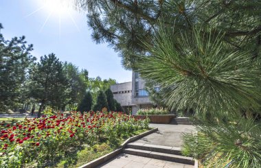 Almatı, Kazakistan - Eylül 2017: içinde Devlet Üniversitesi Kampüsü