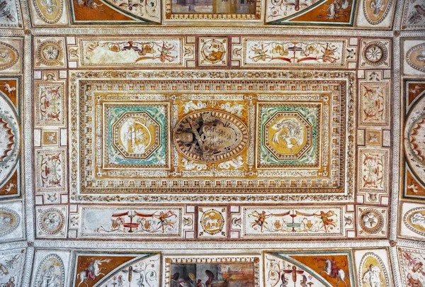 Rome, İtalya - Ağustos 2017: tavan birinde Sant'Angelo Kalesi salonlarında