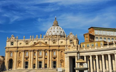 Rome, İtalya - Ağustos 2017: Görünüm St Peter's cathedral cephesinde