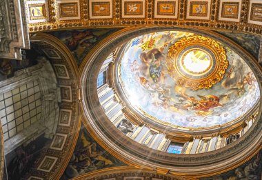 Vatikan - Ağustos 2017: St Peter's cathedral etkileyici kubbe