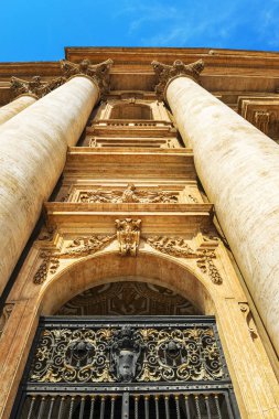 Vatikan - Ağustos 2017: San Pietro Katedrali giriş