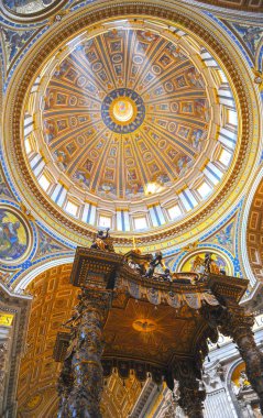 Vatikan - Ağustos 2017: Ana altar ve St Peter's cathedral kubbede