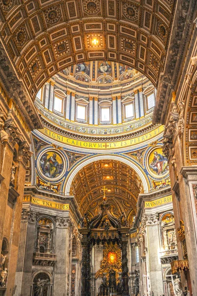 梵蒂冈 2017年8月 圣彼得大教堂的主祭坛和圆顶 — 图库照片