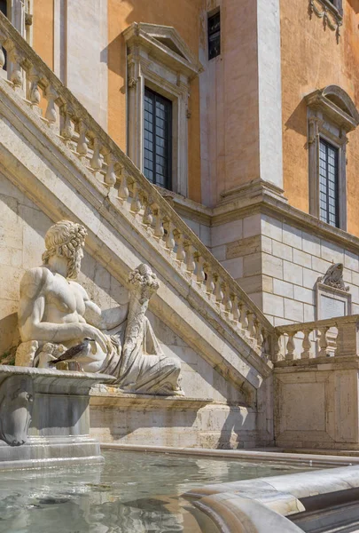 Rome Italië Augustus 2017 Standbeeld Fontein Fragment Gevel Van Senatoriale — Stockfoto