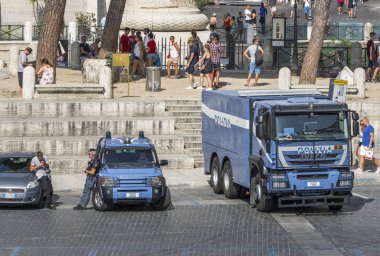 Rome, İtalya - Ağustos 2017: Polis devriye şehir sokakları