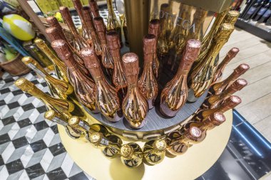 Rome, İtalya - Ağustos 2017: Fiumicino Uluslararası Havaalanı duty free mağazaları