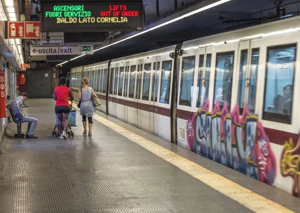 Rome Italië Augustus 2017 Het Perron Van Het Metrostation — Stockfoto