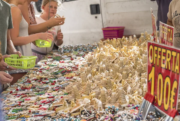 Rom Italien August 2017 Souvenirauswahl Auf Dem Straßenflohmarkt — Stockfoto