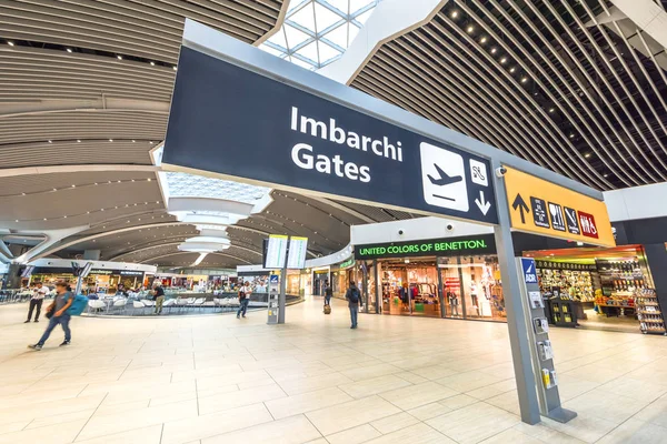 Roma, İtalya - Ağustos 2017: Fiumicino Uluslararası Havalimanı'na koridorlarında