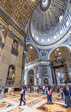 Rome, İtalya - Ağustos 2017: çok sayıda turist St Peter's cathedral
