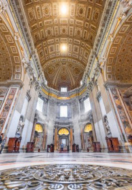 Rome, İtalya - Ağustos 2017: Etkileyici iç St Peter's cathedral