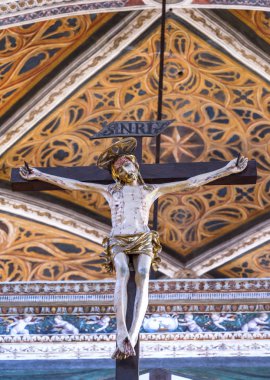 Milan, İtalya - Aralık 2017: Çarmıha San Maurizio kilisede