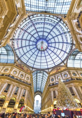 Milan, İtalya - Aralık 2017: Etkileyici iç Galleria Vittorio Emanuele II