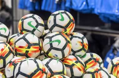 Milan, İtalya - Aralık 2017: Topları resmi Fc Milan fan dükkanı satışa