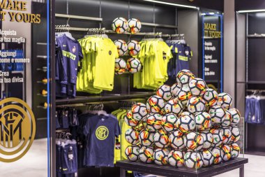 Milan, İtalya - Aralık 2017: Topları resmi Fc Milan fan dükkanı satışa