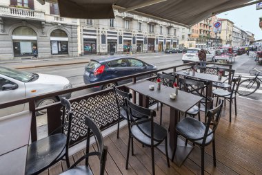 Milan, İtalya - Aralık 2017: açık sokak Cafe