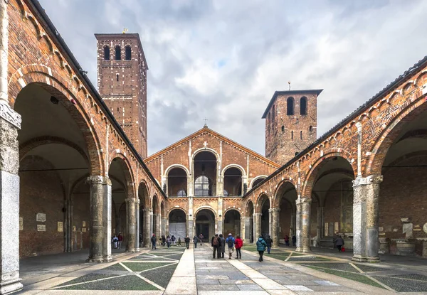 Milan Italië December 2017 Binnenplaats Van Basilica Sant Ambrogio — Stockfoto
