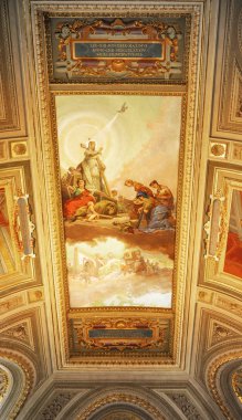 Vatikan - Ağustos 2017: tavan içine Vatikan Müzeleri de göz kamaştırıcı.