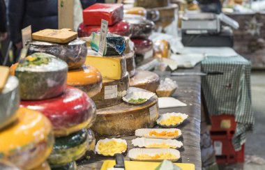 Milan, İtalya - Aralık 2017: Satılık yıllık Uluslararası Ticaret Fuarı Fiera Milano, çeşitli peynirler
