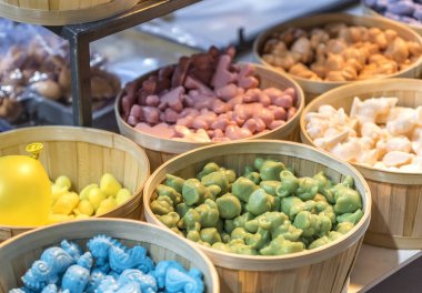 Milan, İtalya - Aralık 2017: Satılık yıllık Uluslararası Ticaret Fuarı Fiera Milano, renkli farklı şekilli sabun