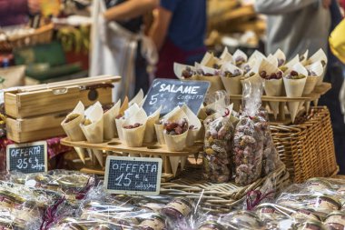 Milan, İtalya - Aralık 2017: Satılık yıllık Uluslararası Ticaret Fuarı Fiera Milano, çeşitli sosis