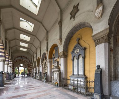 Milan, İtalya - Aralık 2017: Anıtsal şehir mezarlığı ziyaret etti