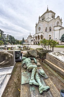 Milan, İtalya - Aralık 2017: İtfaiyeci şehir anıtsal Mezarlığı'nda mezarı