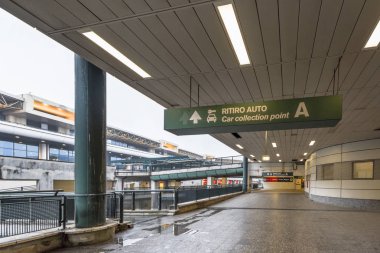 Milan, İtalya - Aralık 2017: Araba Kiralama Hizmetleri Malpensa Havalimanı'nda