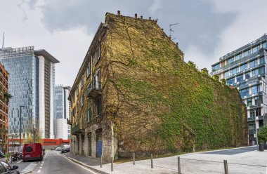 Milan, İtalya - Aralık 2017: Ev şehir sokakları, sürünen bitkiler ile