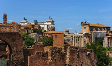Rome, İtalya - Ağustos 2017: Görünüm sıcak bir yaz günü Roma forumunda