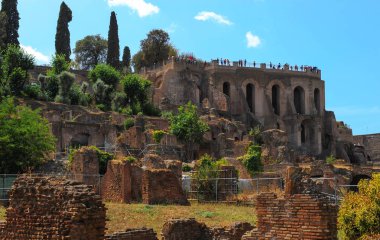 Rome, İtalya - Ağustos 2017: Görünüm Venüs Genetrix Tapınağı ve Roma Forumu Vestilleri ev kalıntıları üzerine sıcak yaz günü görünümü üzerinde Roma Forumu